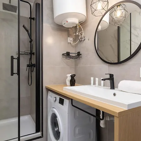 Atmospheric In A Historic Building By Renters Lägenhet