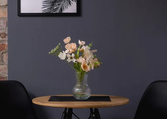 Atmospheric In A Historic Building By Renters דירה