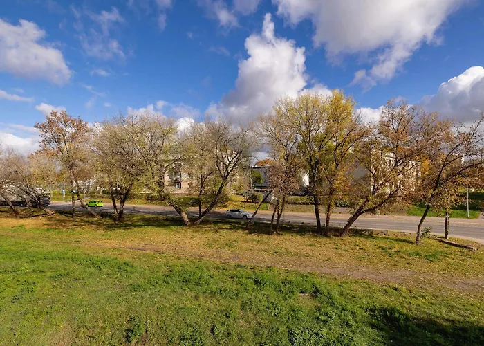 Atmospheric In A Historic Building By Renters דירה שלאדז'